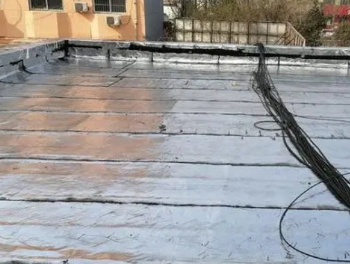 江西卫生间漏水维修公司分享下江西屋面楼顶防水刚性防水层施工要点。